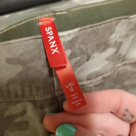 Spanx Stretch Twill Shorts In Green Camouflage Women's Size Large NWT - Picture 9 of 14